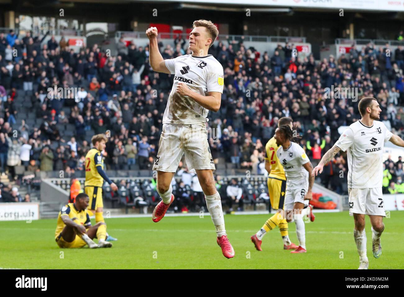 Scott Twine celebra después de anotar para Milton Keynes Dons, para
