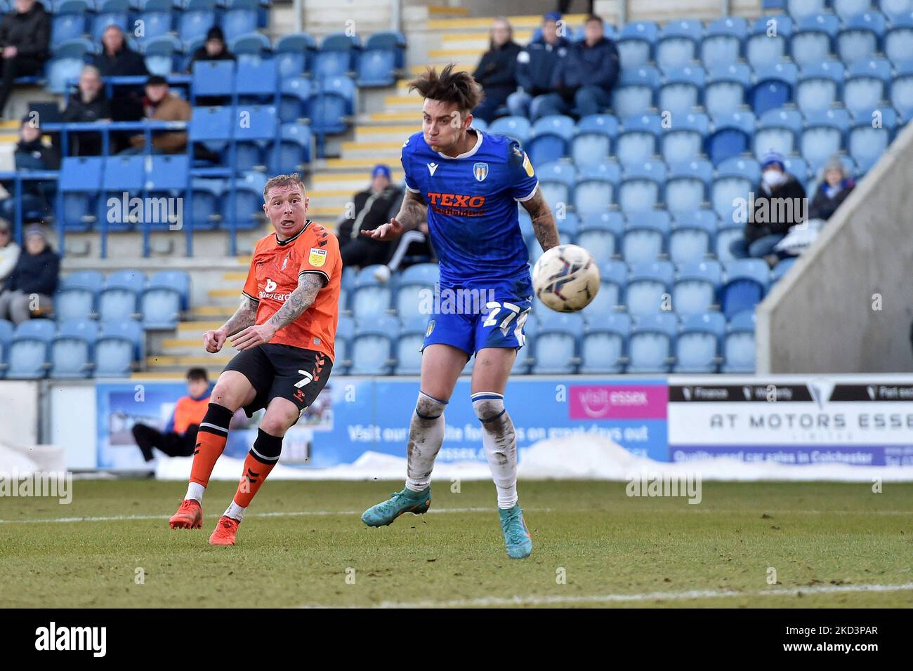 Nicky Adams de Oldham Athletic se pelea con Cameron Coxe de Colchester
