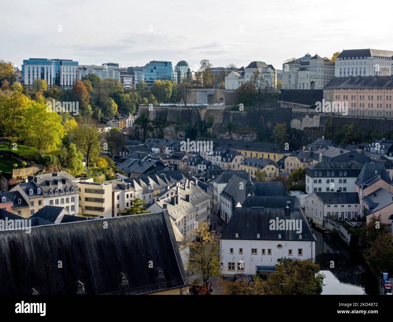 Paisaje urbano de Luxemburgo con el barrio de Grund Foto de stock