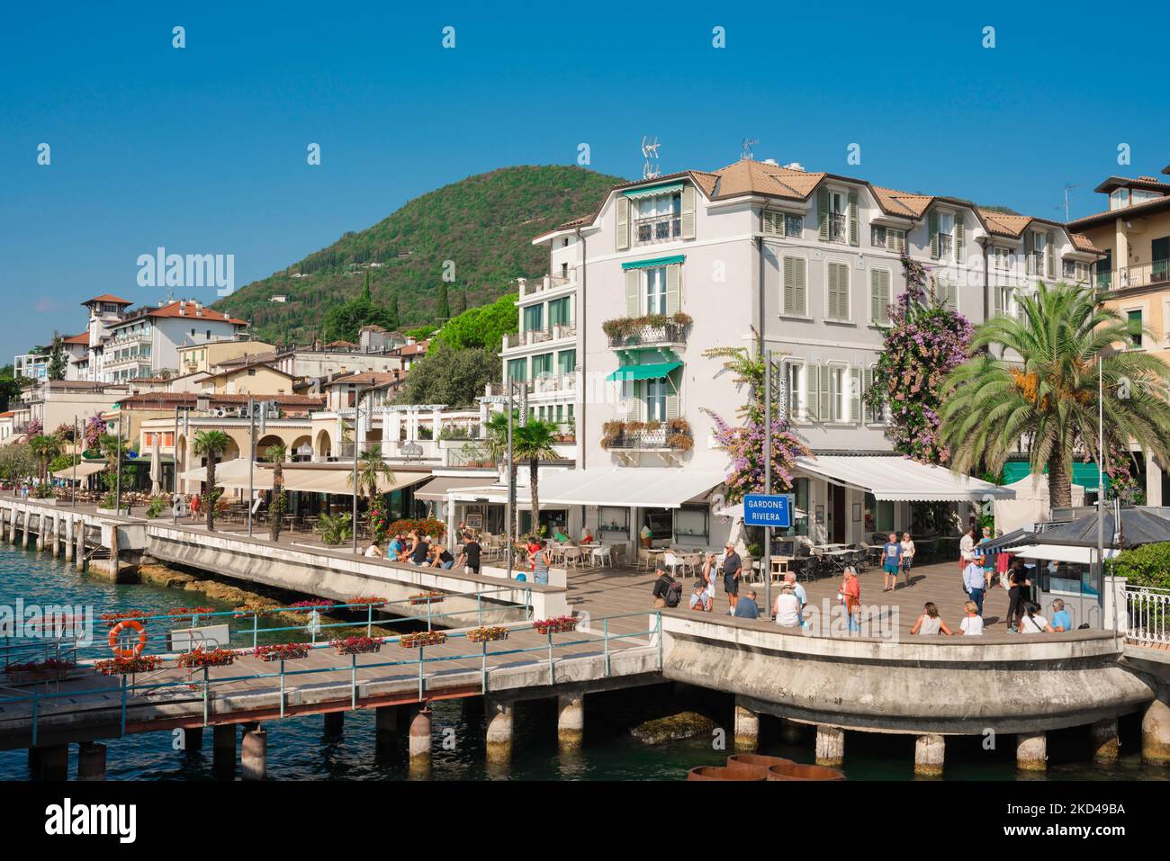 Gardone Riviera Italia, vista en verano del embarcadero del ferry y el paseo - el Lungolargo Gabriele D'Annunzio, Gardone Riviera, Lago de Garda, Lombardía Foto de stock