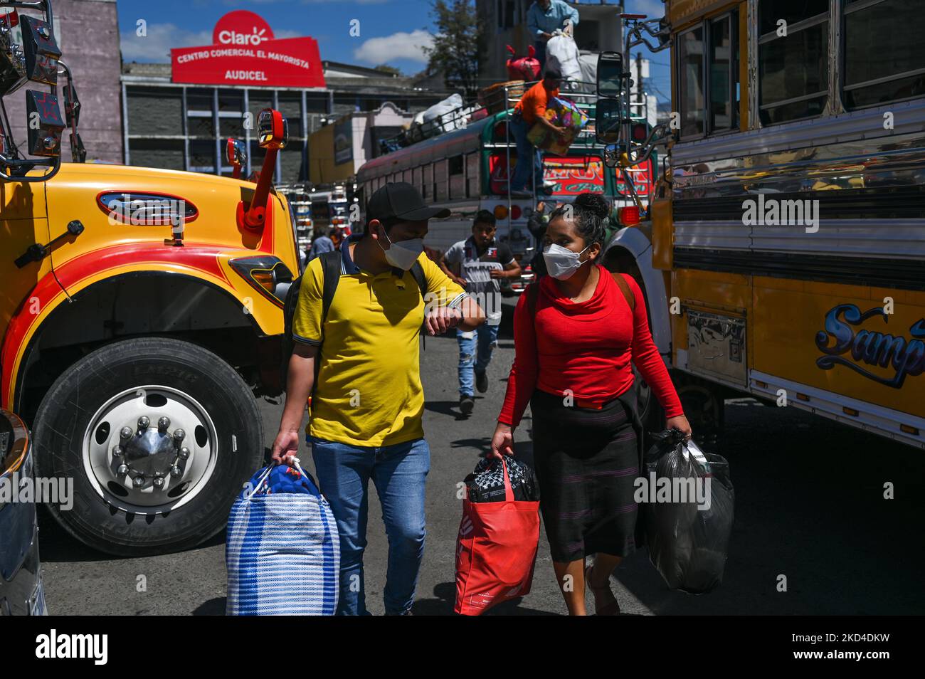 Los pasajeros caminan entre los autobuses de pollo en la terminal de autobuses de la ciudad de Huehuetenango. El jueves 3 de marzo de 2022, en Huehuetenango, Guatemala. (Foto de Artur Widak/NurPhoto) Foto de stock