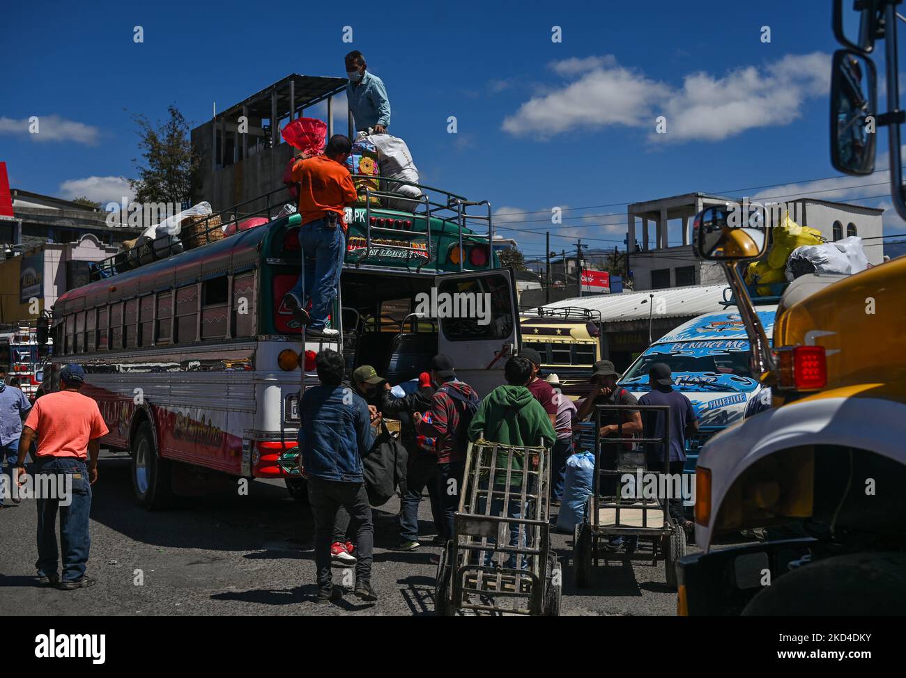 Un autobús de pollo en la terminal de autobuses de la ciudad de Huehuetenango. El jueves 3 de marzo de 2022, en Huehuetenango, Guatemala. (Foto de Artur Widak/NurPhoto) Foto de stock