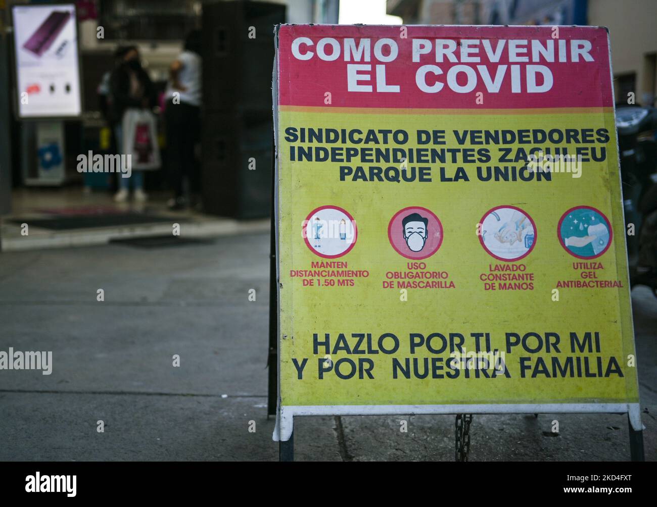 Cómo prevenir el signo COVID visto en el centro de Huehuetenango. El miércoles 2 de marzo de 2022, en Huehuetenango, Guatemala. (Foto de Artur Widak/NurPhoto) Foto de stock