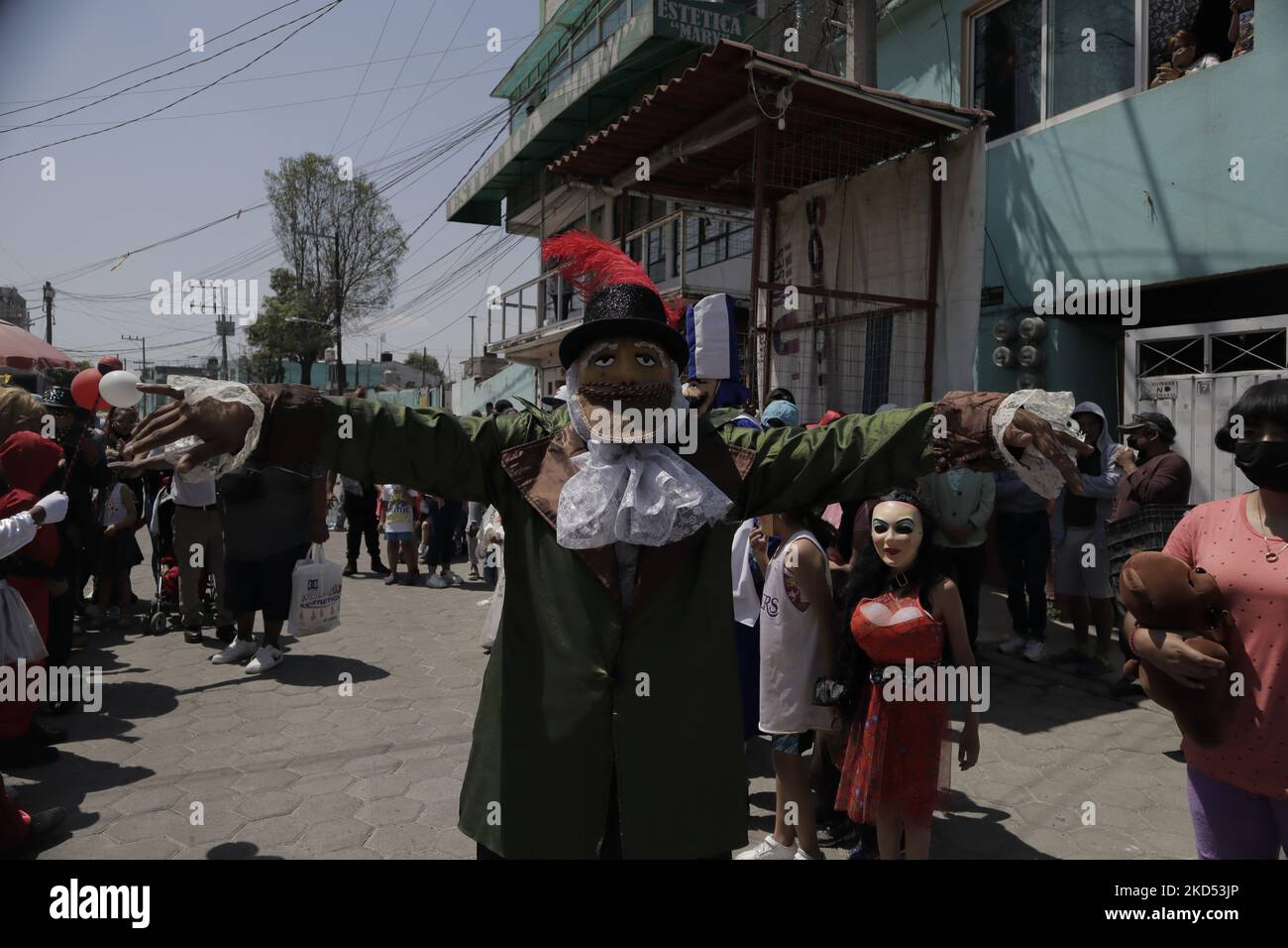Un grupo de personas visten disfraces mientras bailan durante el Carnaval  de Máscaras y disfraces en el Barrio La Magdalena, en el extremo sur de la  Ciudad de México, durante el regreso