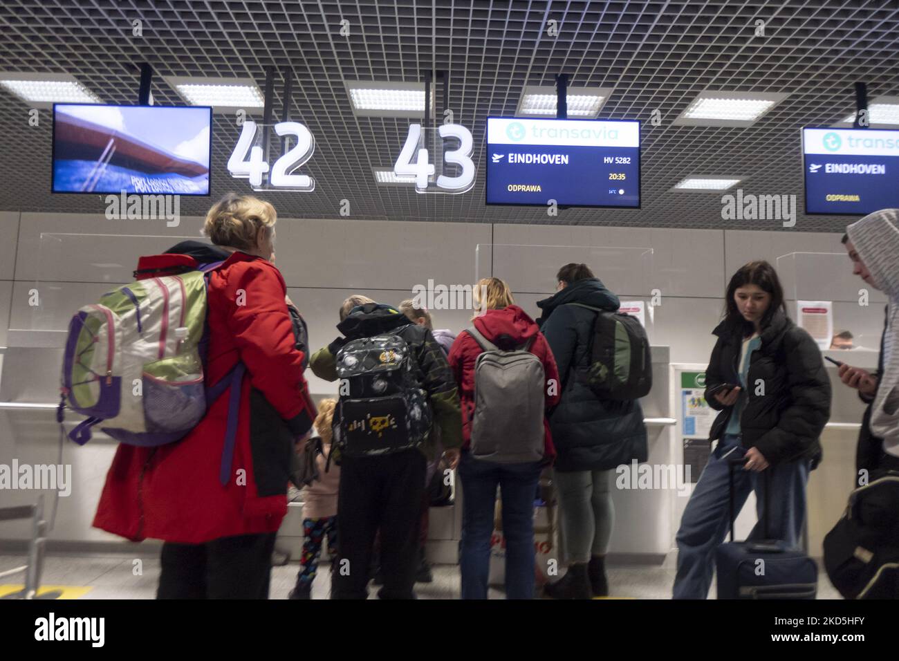 La gente en el mostrador de recepción de la aerolínea Transavia de bajo  coste entrega su equipaje. Kraków Aeropuerto Internacional Juan Pablo II  KRK conocido como el aeropuerto de Cracovia Balice. Mostradores