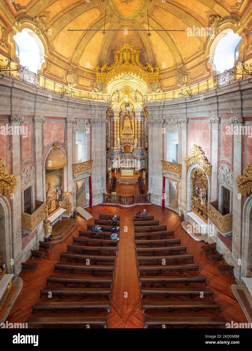 Vista de alto ángulo del Altar y el pasillo principal en el interior de la Iglesia de los Clerigos - Oporto, Portugal Foto de stock