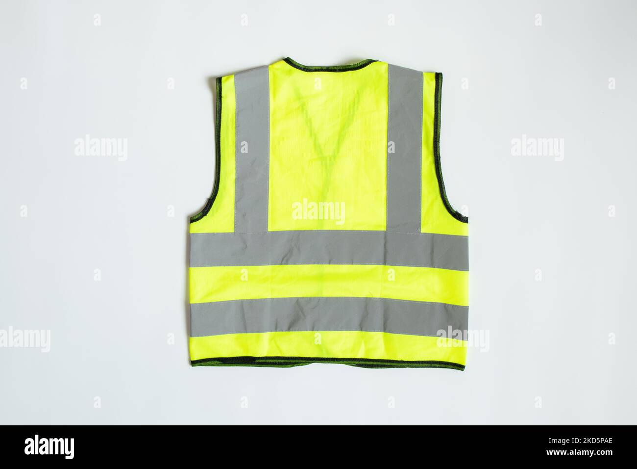 Chaleco reflectante para niños sobre fondo blanco, ropa especial para seguridad Foto de stock
