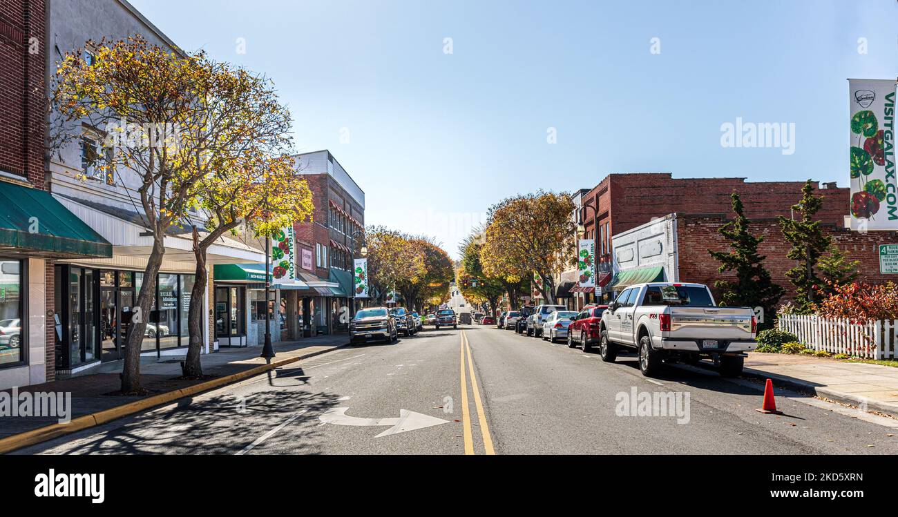 GALAX, VIRGINIA, EE.UU.-15 DE OCTUBRE de 2022: Vista panorámica de Main Street en un soleado día de otoño. Foto de stock