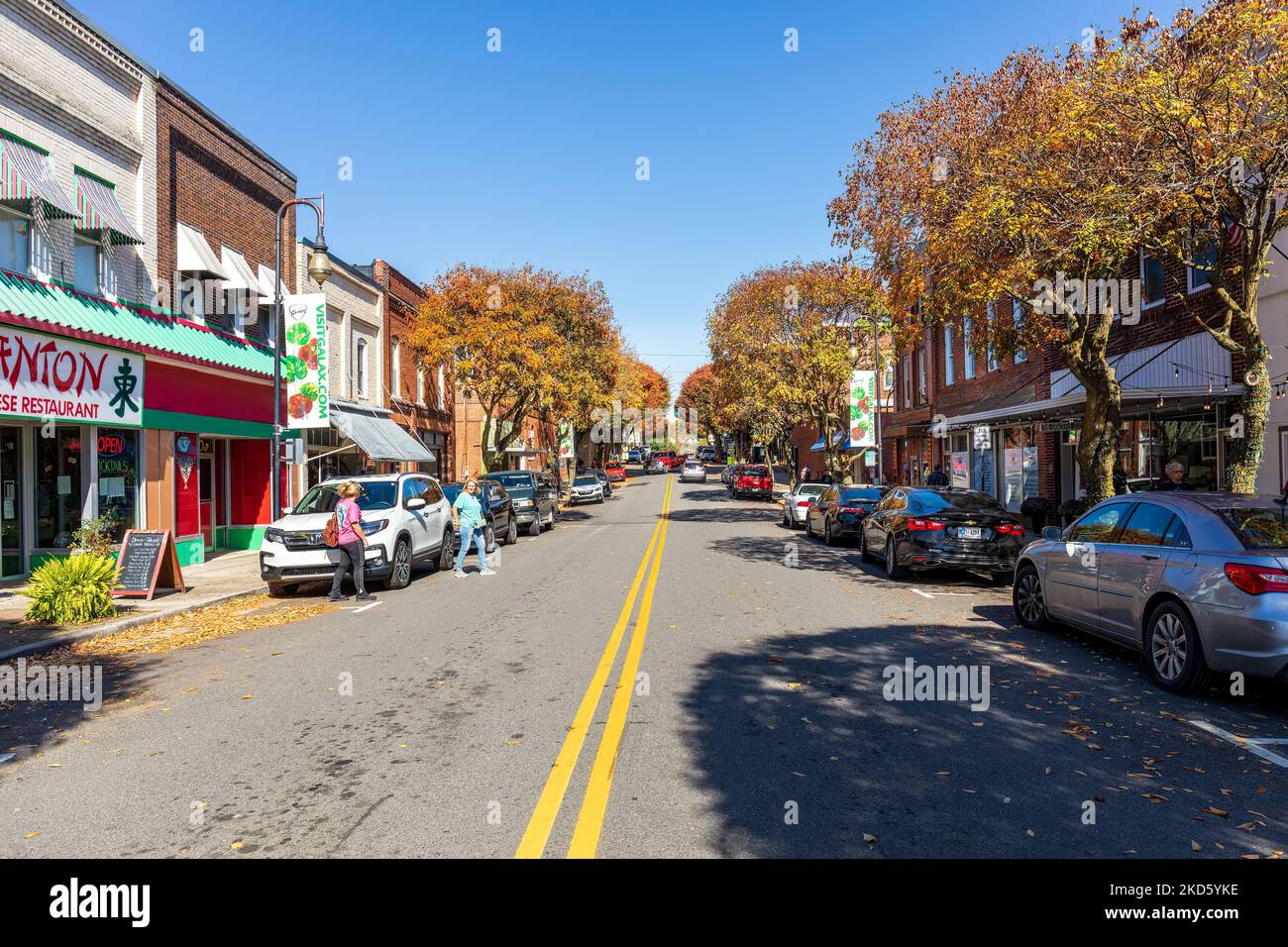 GALAX, VIRGINIA, EE.UU.-15 DE OCTUBRE de 2022: Vista panorámica de Main Street en un soleado día de otoño. Dos mujeres hablando. Foto de stock