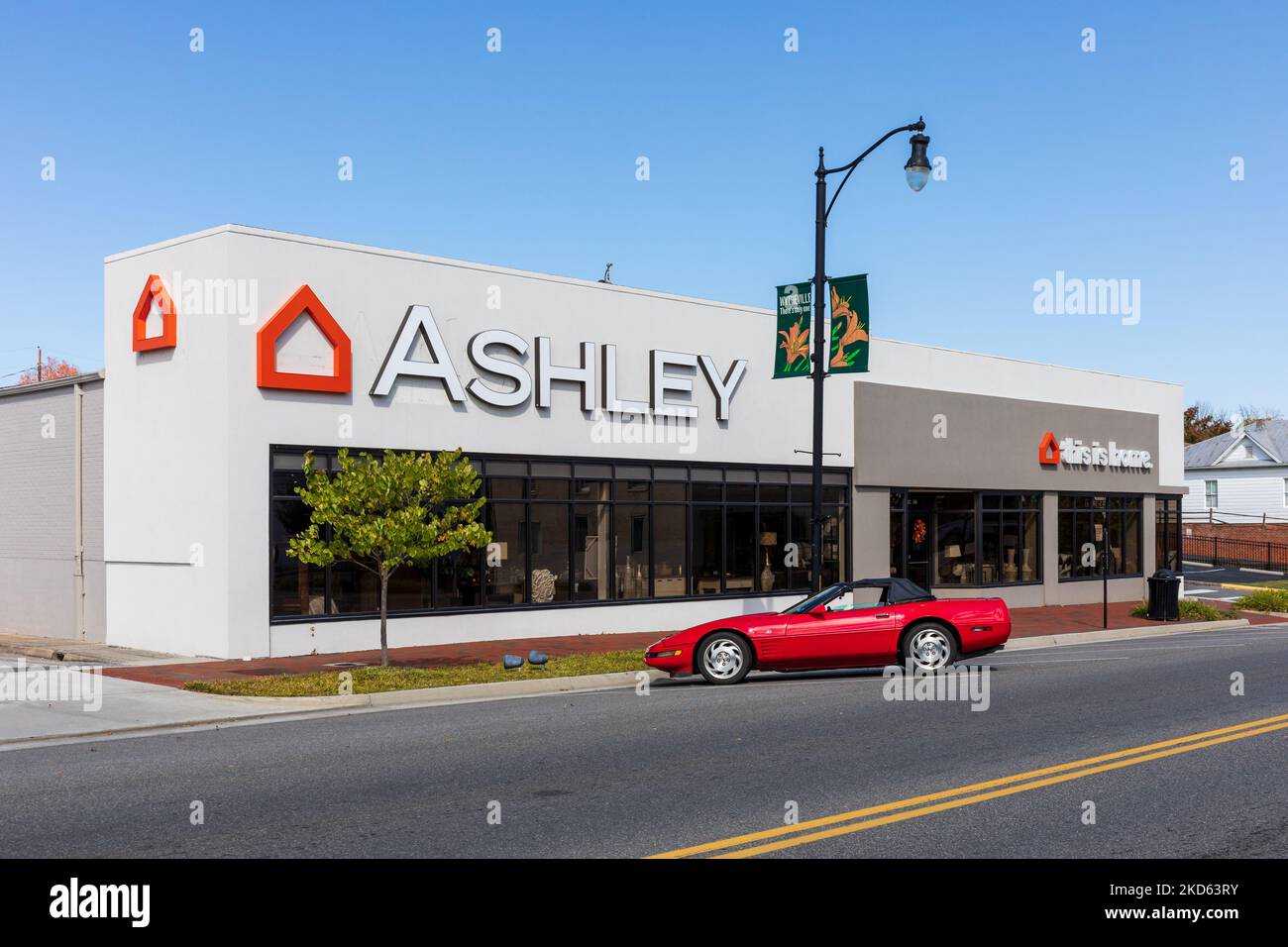 WYTHEVILLE, VA, EE.UU.-15 DE OCTUBRE de 2022: Ashley Furniture Store en Main St. Foto de stock