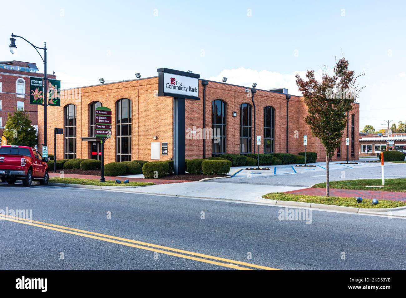 WYTHEVILLE, VA, USA-15 OCTUBRE 2022: First Community Bank en Main St. En el centro de la ciudad. Foto de stock