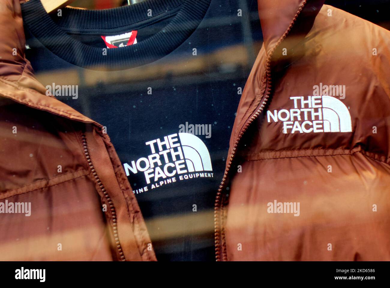 la chaqueta de la cara norte al aire libre de cerca en la ventana Foto de stock