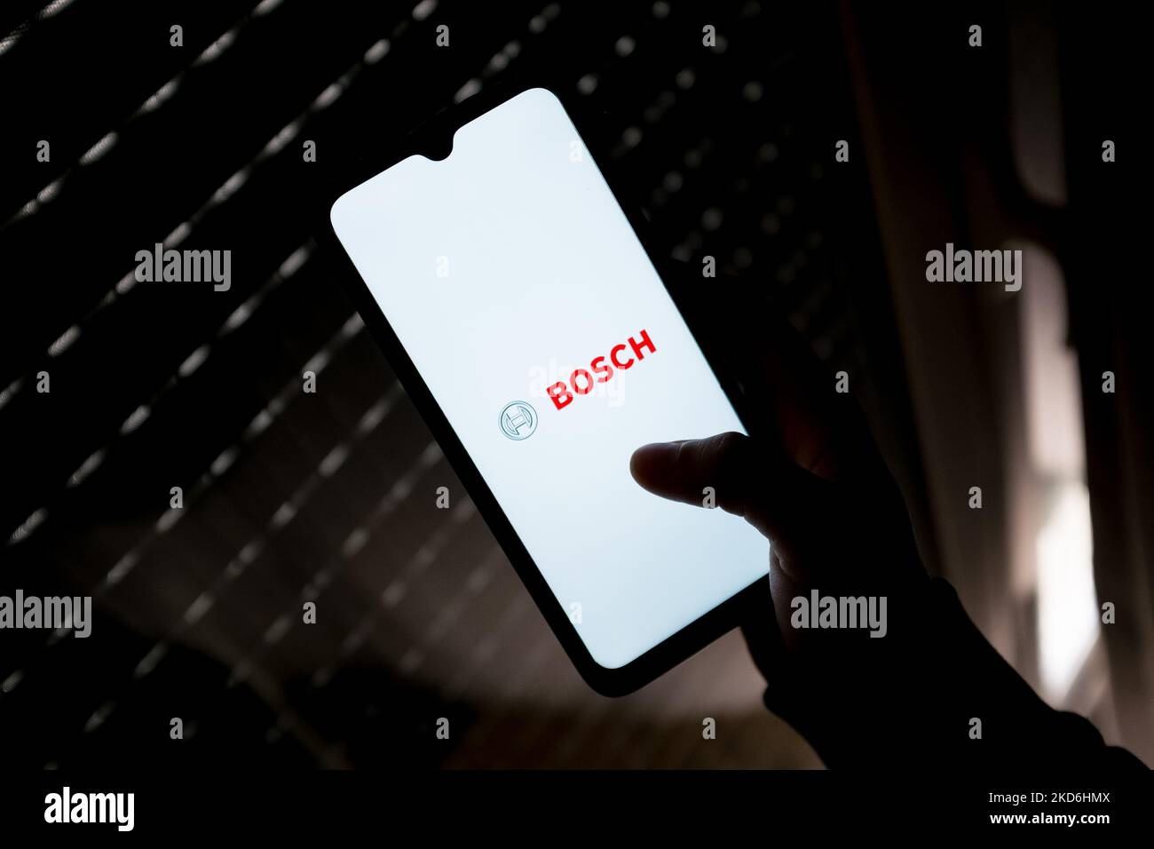 En esta ilustración de la foto se ve un logotipo de Bosch mostrado en la pantalla de un smartphone en Atenas, Grecia, el 2 de abril de 2022. (Ilustración de la foto de Nikolas Kokovlis/NurPhoto) Foto de stock