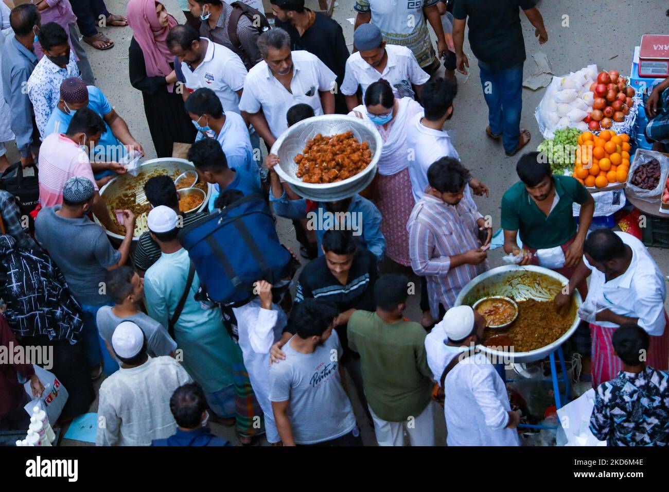 La gente está comprando alimentos Ifter el primer día en ramadán en Dhaka, Bangladesh, el 03 de abril de 2022. Según el calendario islámico, el Ramadán marca el mes más auspicioso del Islam en todo el mundo. Se considera el noveno mes del calendario islámico y ocurre al final del mes de Shaban. (Foto de Kazi Salahuddin Razu/NurPhoto) Foto de stock