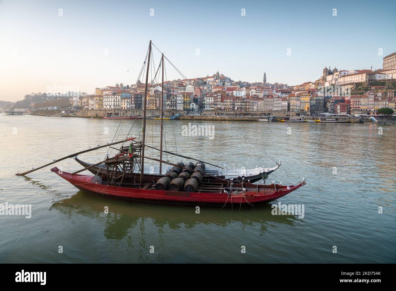 Barco tradicional Rabelo con barricas de vino en el río Duero con el horizonte de Porto - Oporto, Portugal Foto de stock