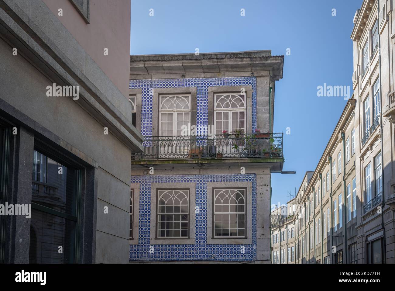 Edificio de arquitectura tradicional portuguesa con balcón - Oporto, Portugal Foto de stock