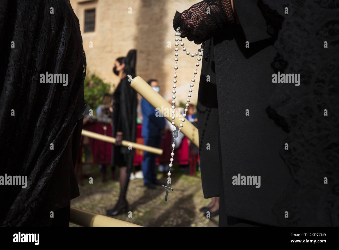El rosario de una mujer vestida de negro durante el Domingo de Ramos en  Granada, España, el 11 de abril de 2022. Semana Santa vuelve a España con  las procesiones tradicionales en