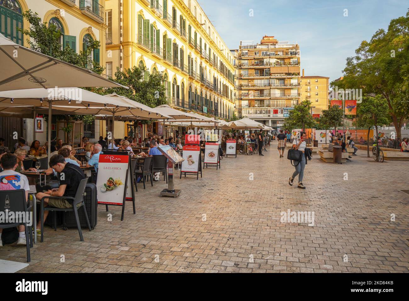 Plaza de la Merced (Plaza de la Misericordia) bares y cafeterías, restaurantes, plaza, en una tarde, Málaga, España. Foto de stock