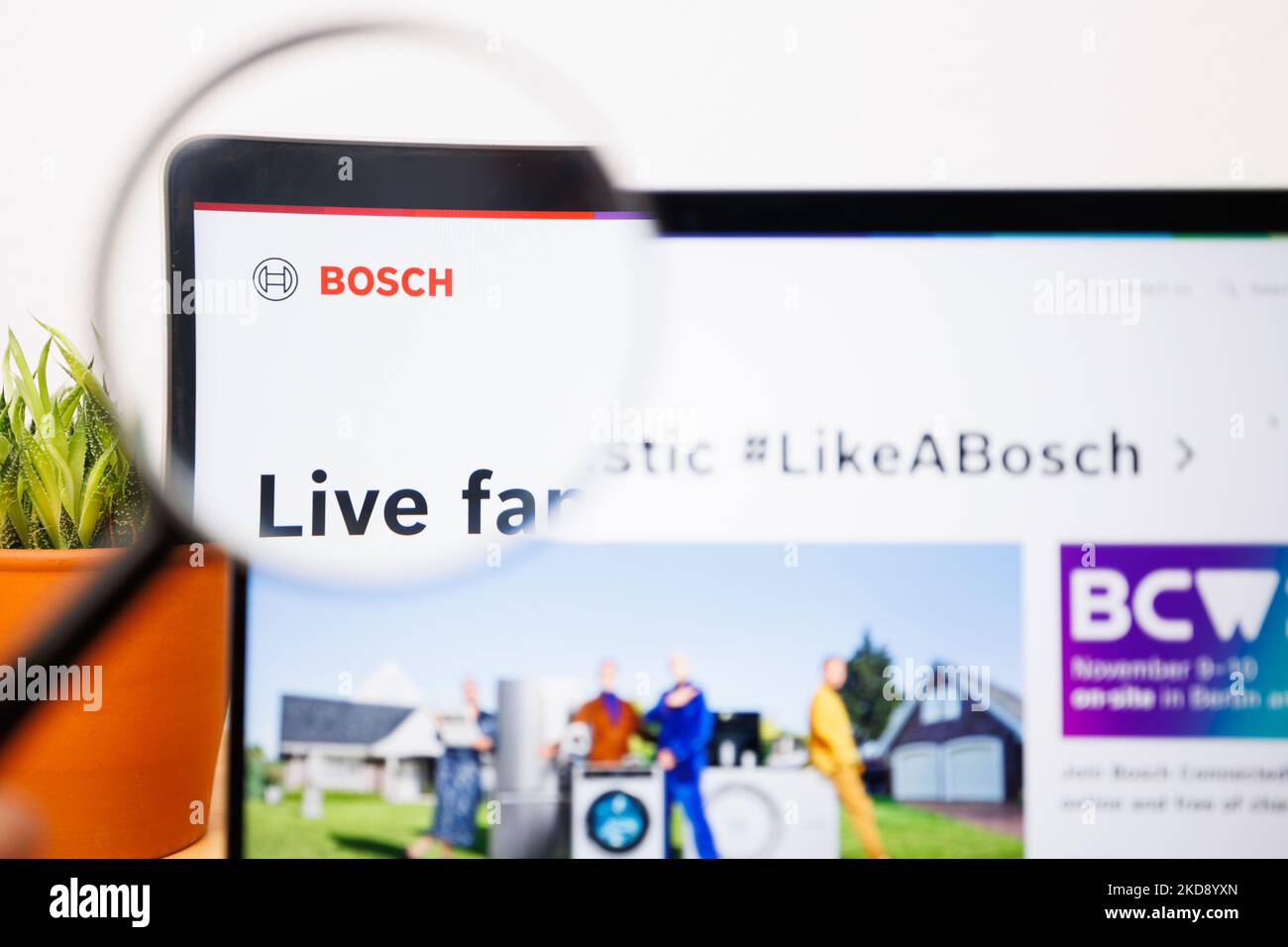 Un logotipo de bosch bajo una lupa. Sitio Web de bosch en la pantalla del portátil Foto de stock
