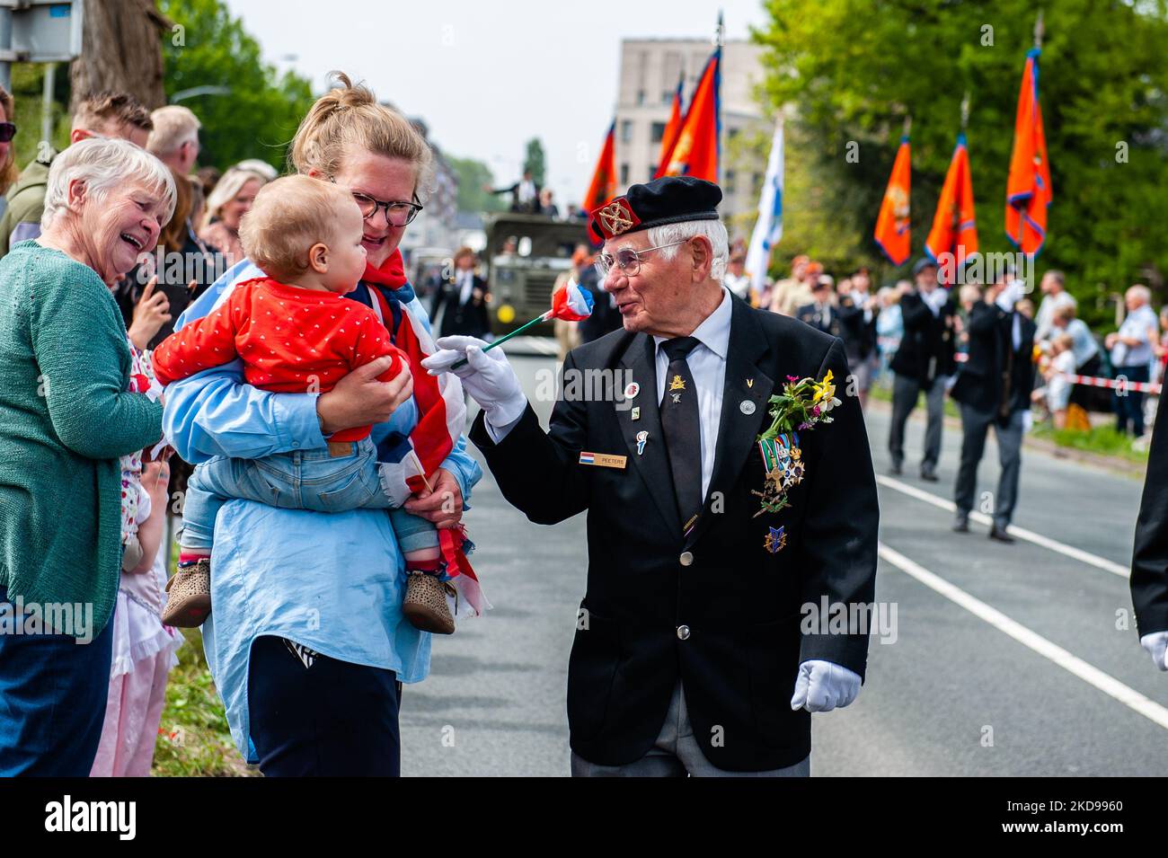 Una veterana de la Segunda Guerra Mundial está recibiendo un regalo de una mujer que sostiene a su bebé, durante el Desfile de Liberación celebrado de nuevo en Wageningen, el 5th de mayo de 2022. (Foto de Romy Arroyo Fernandez/NurPhoto) Foto de stock