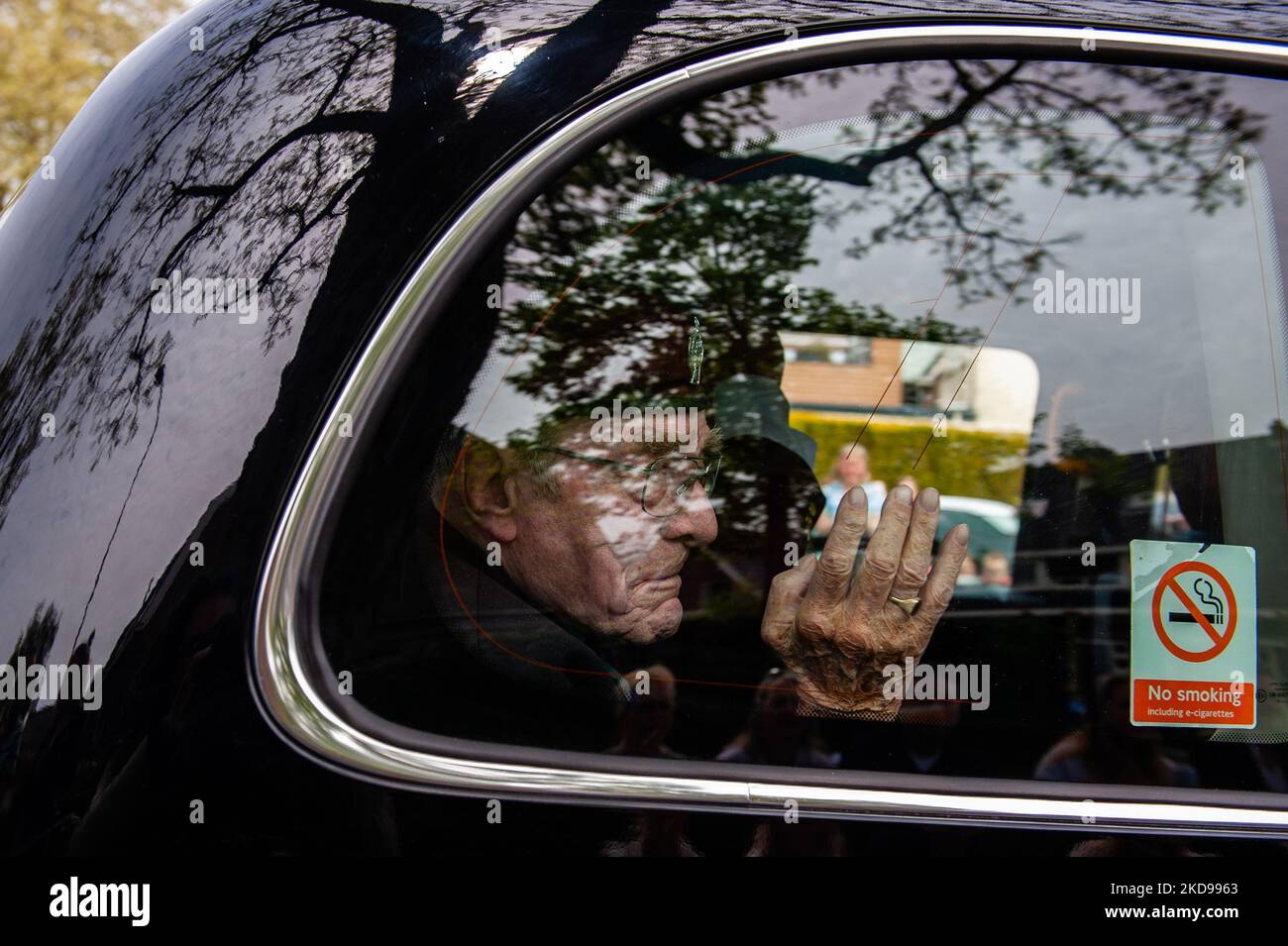 Un veterano británico muy emotivo de la Segunda Guerra Mundial está animando a la gente dentro de su taxi negro británico, durante el Desfile de Liberación celebrado de nuevo en Wageningen, el 5th de mayo de 2022. (Foto de Romy Arroyo Fernandez/NurPhoto) Foto de stock