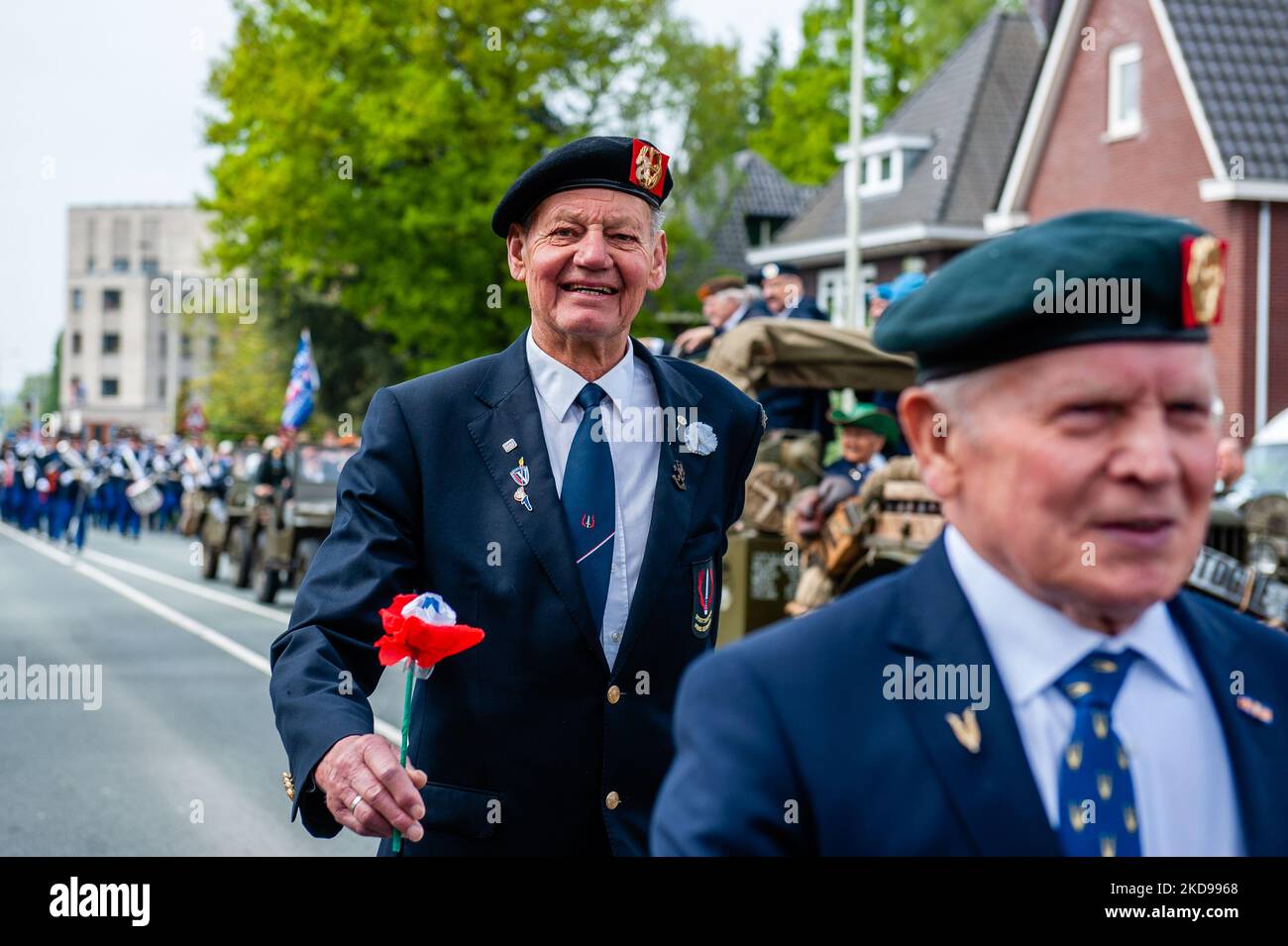 Un veterano de la Segunda Guerra Mundial está sonriendo después de recibir un regalo de la audiencia, durante el Desfile de Liberación celebrado de nuevo en Wageningen, el 5th de mayo de 2022. (Foto de Romy Arroyo Fernandez/NurPhoto) Foto de stock