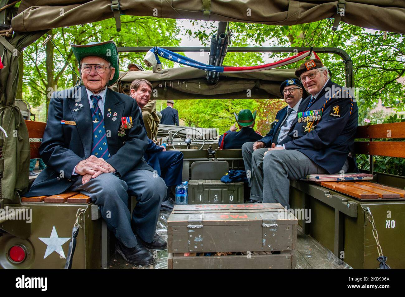 Un grupo de veteranos de la Segunda Guerra Mundial está esperando en un camión militar antes de que el desfile de Liberación comenzara en Wageningen, el 5th de mayo de 2022. (Foto de Romy Arroyo Fernandez/NurPhoto) Foto de stock