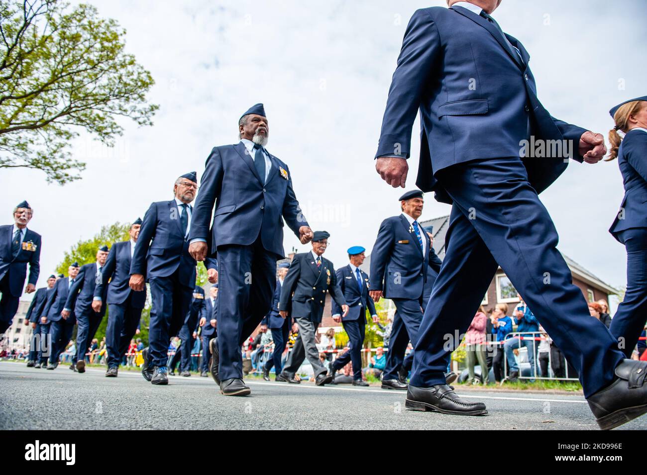 Los veteranos marchan durante el Desfile de Liberación que se celebró de nuevo en Wageningen, el 5th de mayo de 2022. (Foto de Romy Arroyo Fernandez/NurPhoto) Foto de stock