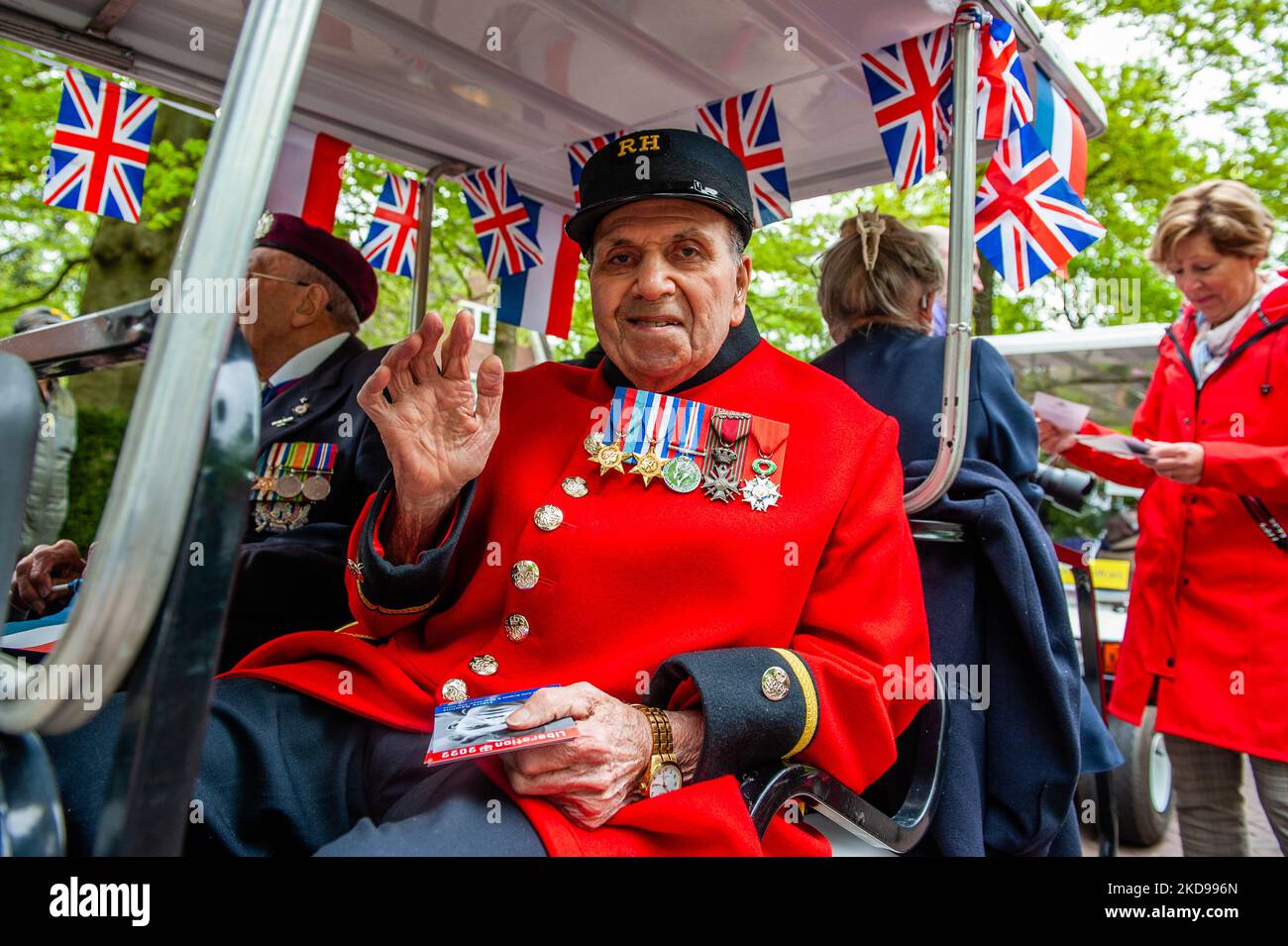 El veterano británico Harry Rawlings (96), que ayer por la noche encendió la llama para iniciar las celebraciones del Día de la Liberación, está posando para la cámara antes de que comenzara el desfile de la Liberación en Wageningen, el 5th de mayo de 2022. (Foto de Romy Arroyo Fernandez/NurPhoto) Foto de stock