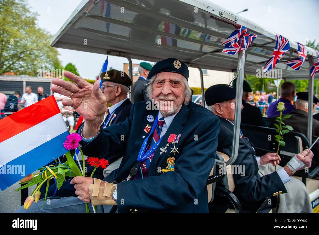 Los veteranos británicos de la Segunda Guerra Mundial de 25 fueron llevados a Wageningen por los 'taxistas de Londres' en sus típicos taxis negros británicos para participar en el desfile de Liberación celebrado de nuevo el 5th de mayo de 2022. (Foto de Romy Arroyo Fernandez/NurPhoto) Foto de stock