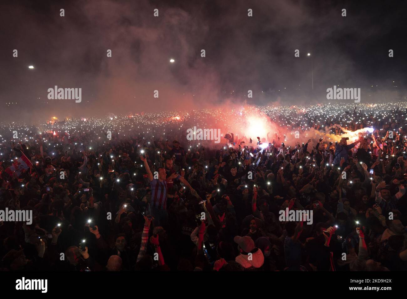 Los aficionados a Trabzonspor celebran su campeonato en estambul el 08 2022 de mayo. Después de la temporada 1983-1984, se convirtieron en el campeón de la Super Liga Turca por primera vez en 38 años. (Foto de Resul Kaboglu/NurPhoto) Foto de stock