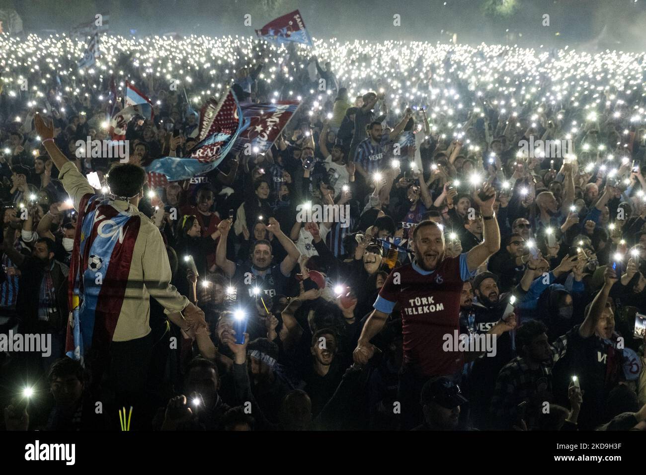 Los aficionados a Trabzonspor celebran su campeonato en estambul el 08 2022 de mayo. Después de la temporada 1983-1984, se convirtieron en el campeón de la Super Liga Turca por primera vez en 38 años. (Foto de Resul Kaboglu/NurPhoto) Foto de stock