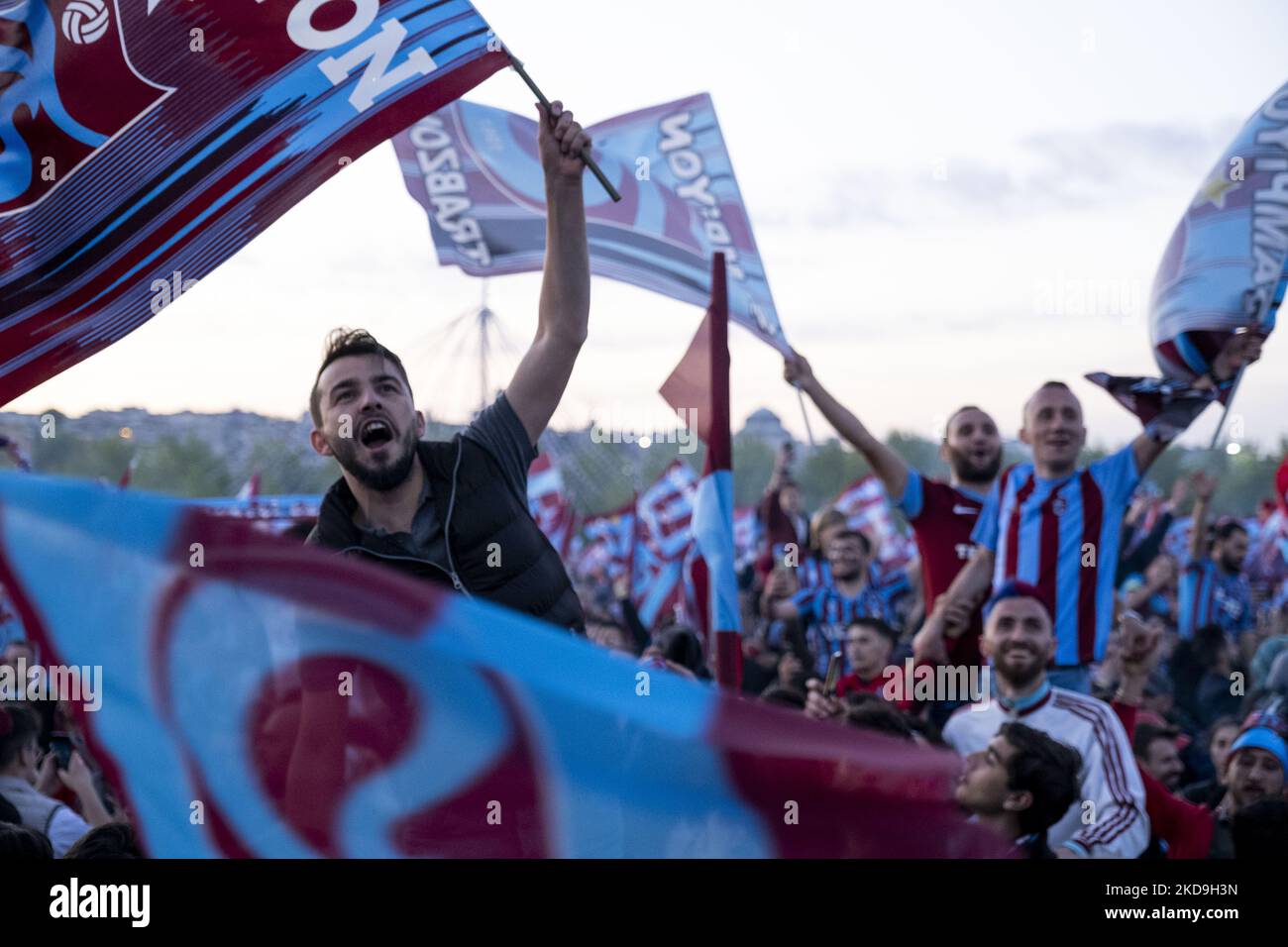 Los aficionados a Trabzonspor celebran su campeonato en estambul el 08 2022 de mayo. Después de la temporada 1983-1984, se convirtieron en el campeón de la Super Liga Turca por primera vez en 38 años. (Foto de Resul Kaboglu/NurPhoto) Foto de stock