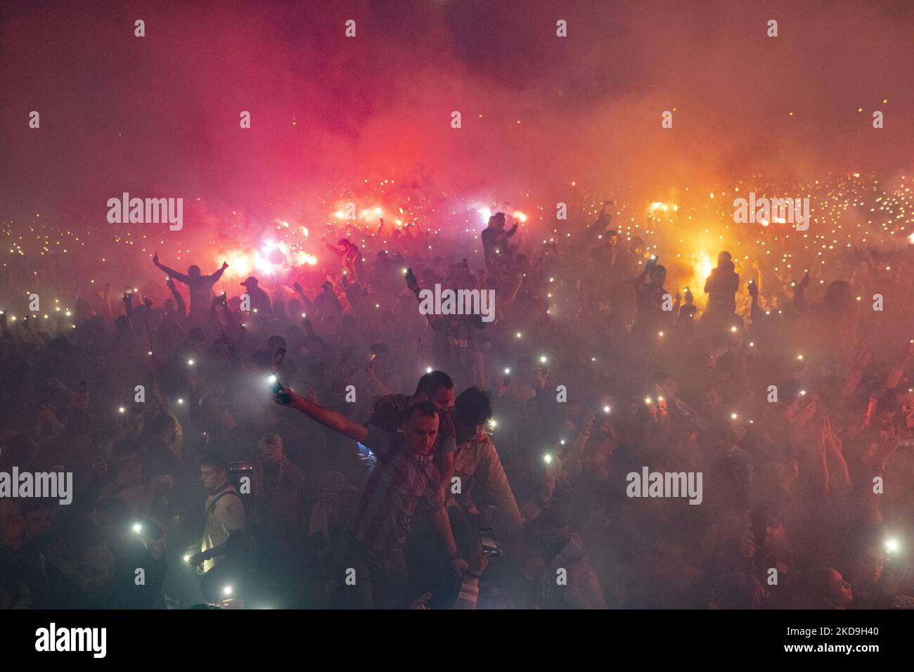 Los aficionados a Trabzonspor celebran su campeonato en estambul el 08 2022 de mayo. Después de la temporada 1983-1984, se convirtieron en el campeón de la Super Liga Turca por primera vez en 38 años. (Foto de Resul Kaboglu/NurPhoto) Foto de stock