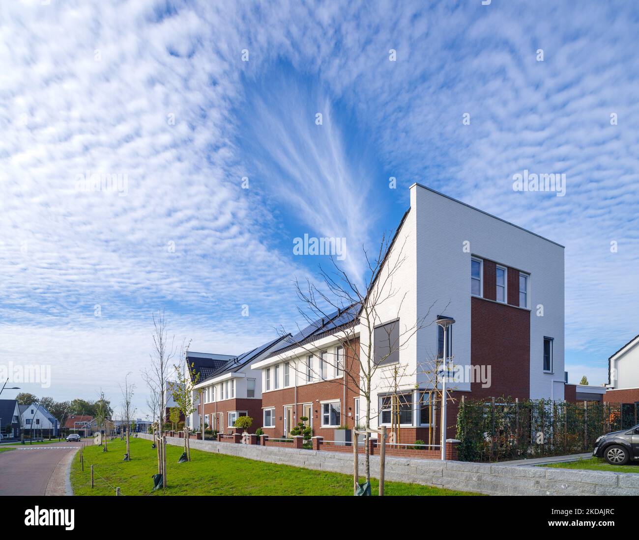 Zona residencial de nueva construcción en los Países Bajos con algunas hermosas nubes por encima Foto de stock