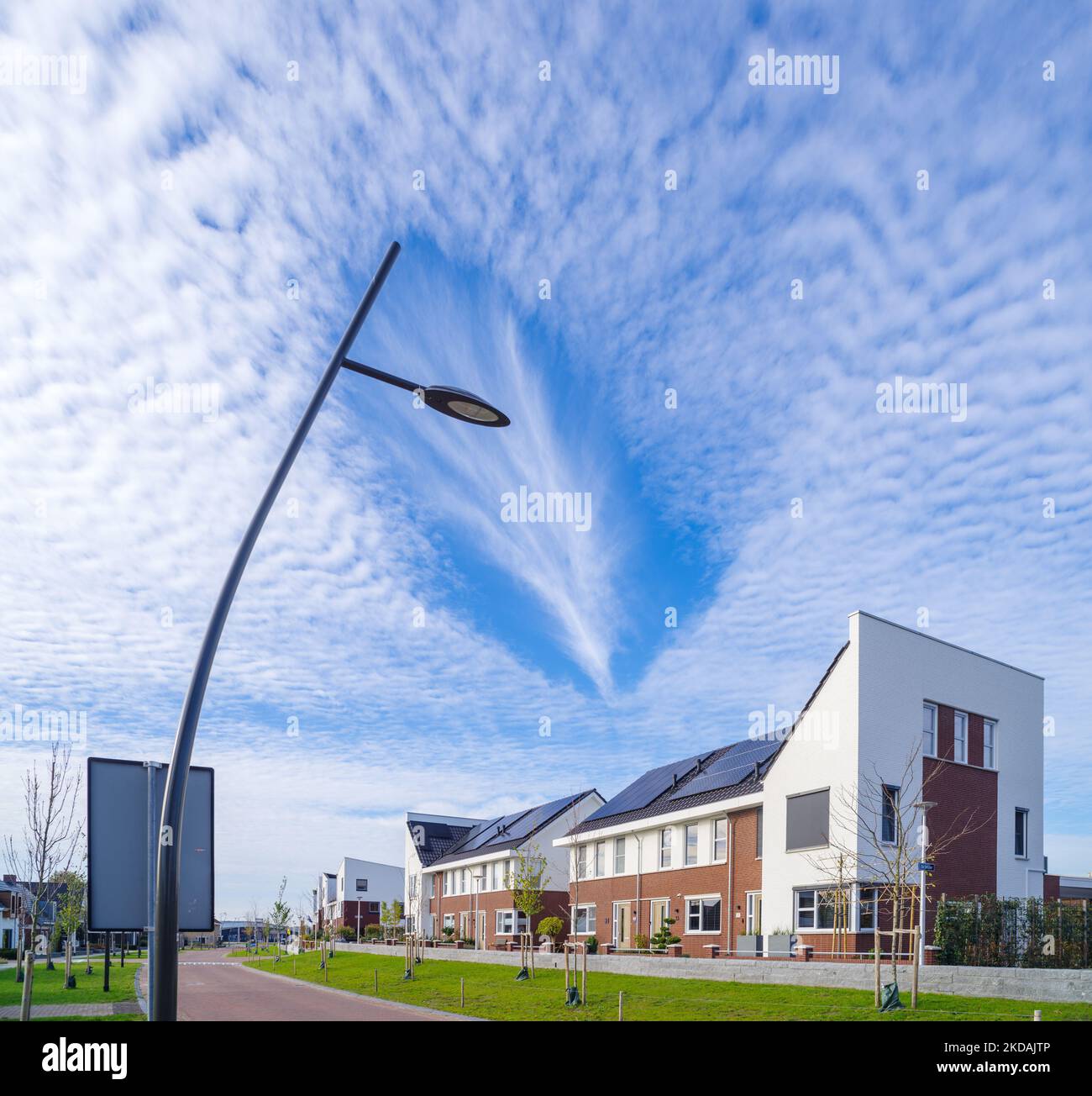 Zona residencial de nueva construcción en los Países Bajos con algunas hermosas nubes por encima Foto de stock