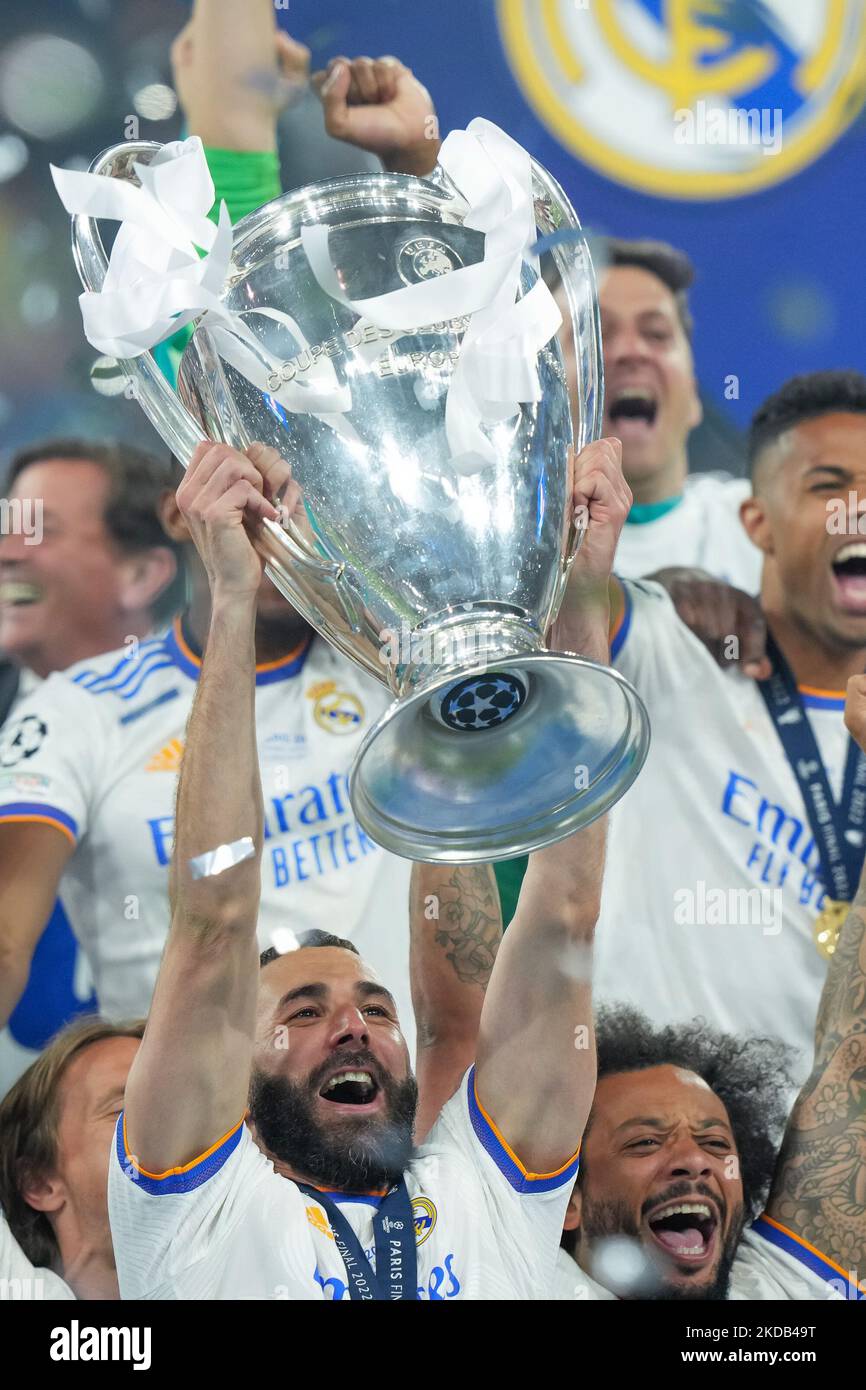 Benzema muestra su trofeo a fanáticos del Real Madrid - Los Angeles Times