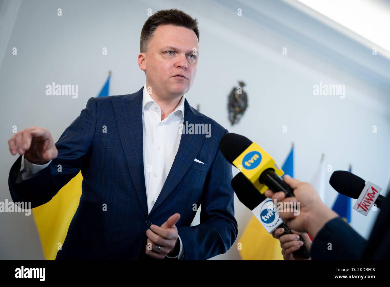 Szymon Holownia durante una reunión en la que partidos de la oposición polaca firmaron el acuerdo sobre el control cívico de las elecciones, en el Senado (cámara alta del parlamento) en Varsovia, Polonia, el 3 de junio de 2022 (Foto de Mateusz Wlodarczyk/NurPhoto) Foto de stock