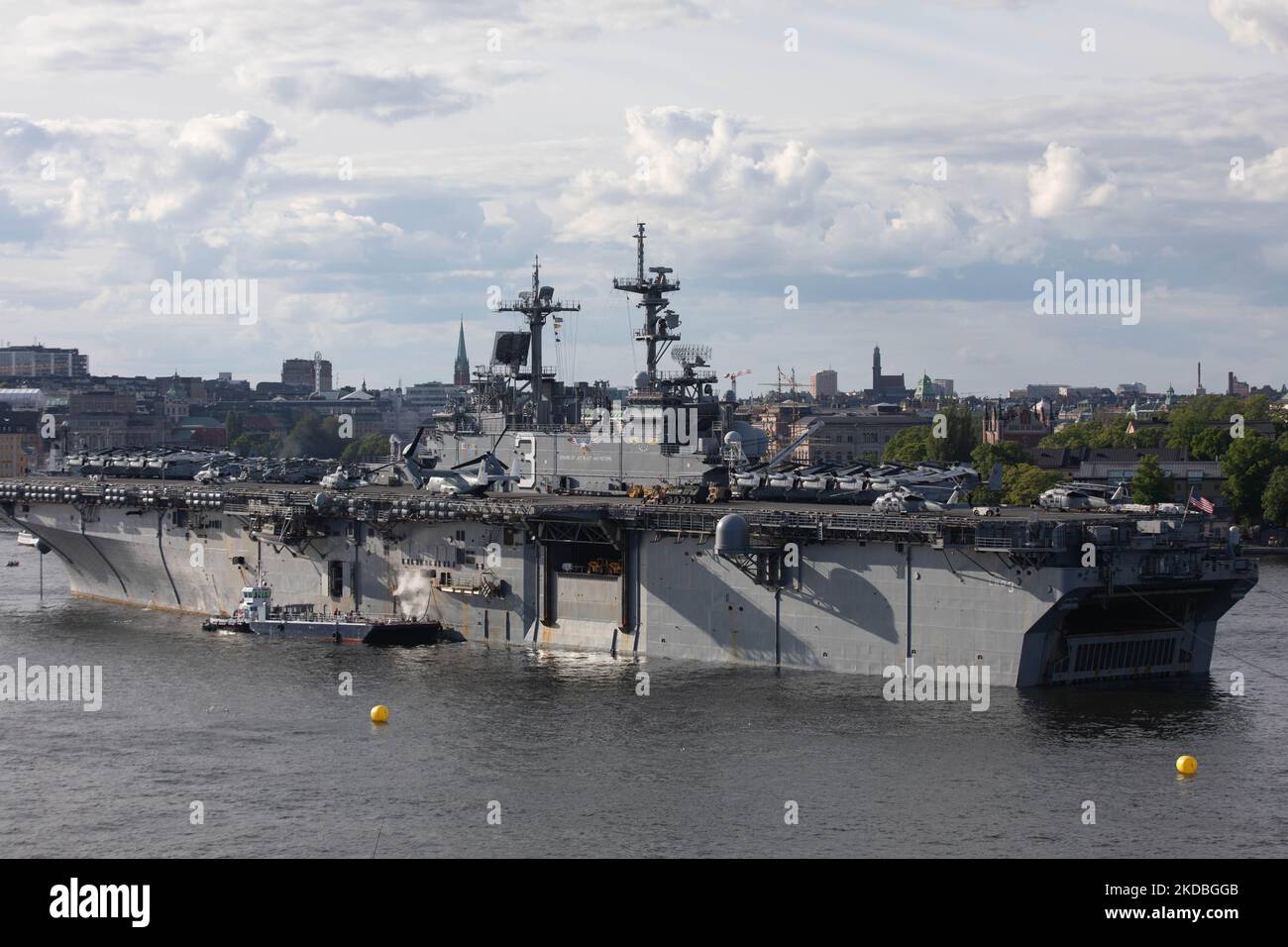 El buque de asalto anfibio de clase avispa USS Kearsarge (LHD 3) de la Armada de los Estados Unidos se ve en el puerto de Estocolmo, Suecia, el 3 de junio de 2022, antes del ejercicio Baltops 22 de Operaciones del Báltico que tendrá lugar del 5 al 17 de junio en la zona sur del Mar Báltico. (Foto de Reinaldo Ubilla/NurPhoto) Foto de stock