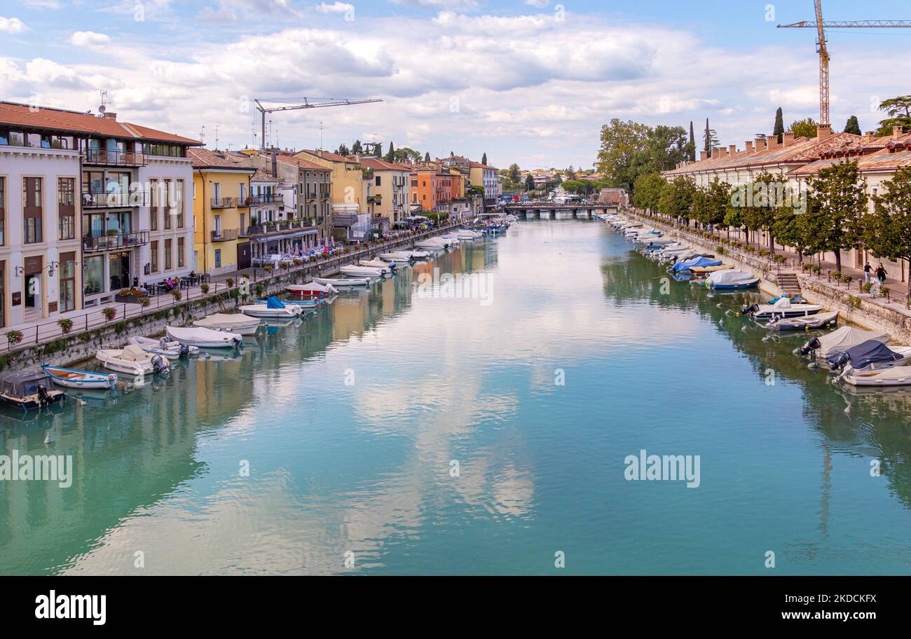 Peschiera del Garda, Verona, Italia - 22 Septiembre 2022 Hermoso paisaje urbano con casas y barcos en Canale di Mezzo en Peschiera, Lago del Garda Foto de stock