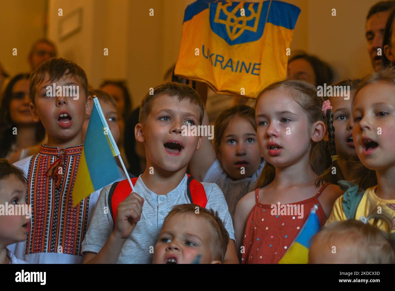 Miembros de la diáspora ucraniana local y sus hijos durante un intento de marcar un récord mundial en la interpretación simultánea de 'Red Kalina' en el Castillo de Wawel de Cracovia. Hoy, cientos de ucranianos se unen al mediodía en todos los rincones del mundo durante la transmisión por Internet de la Constitución de Ucrania para realizar la 'Red Kalina'. El martes, 28 de junio de 2022, en el Castillo de Wawel, Cracovia, Polonia. (Foto de Artur Widak/NurPhoto) Foto de stock