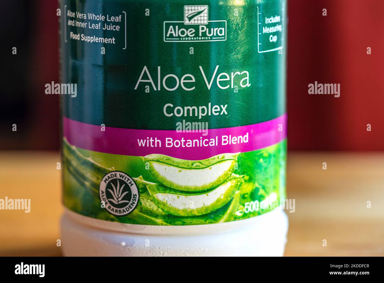 La etiqueta del jugo puro de Aloe Vera en una botella plástica, Reino Unido Foto de stock