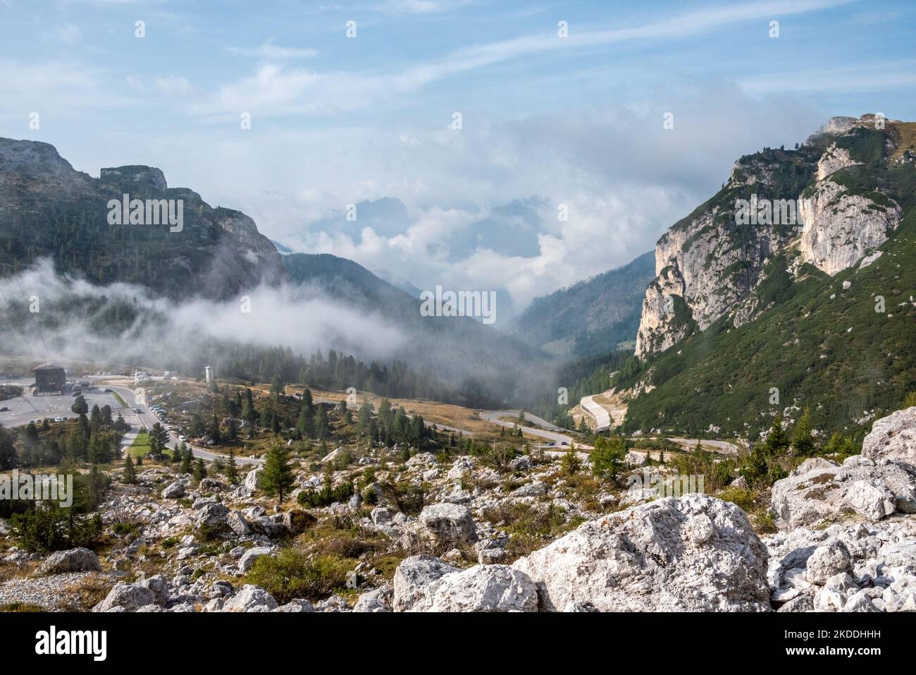 Nubes bajas en las montañas del Paso Valparola, Alpes Dolomitas en el Sur del Tirol, Italia Foto de stock