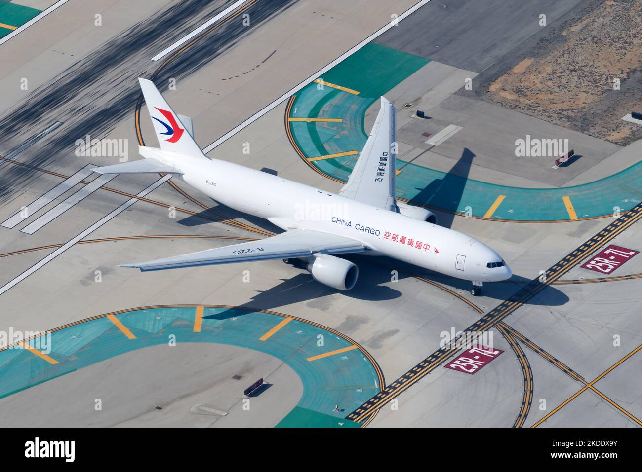 China Eastern Cargo Boeing 777F en rodaje. Avión 777 Modelo de carga