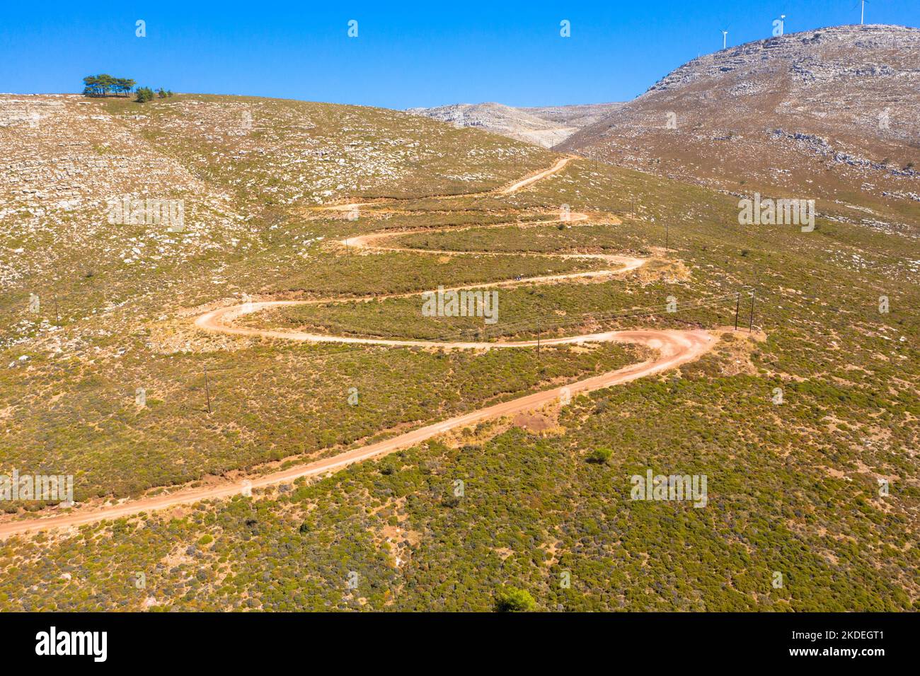 Espectacular vista aérea con pista serpentina fuera de carretera hasta la cima de la montaña Attavyros. La montaña más alta de la isla de Rodas, Grecia. Foto de stock