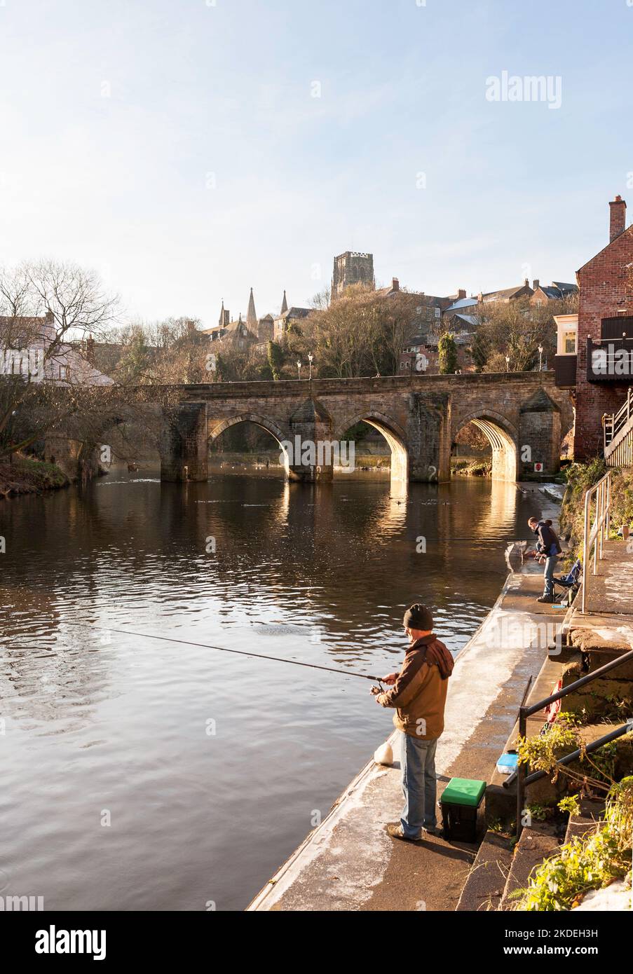 Un hombre pescando en el río lleva en la ciudad de Durham, Inglaterra, Reino Unido Foto de stock