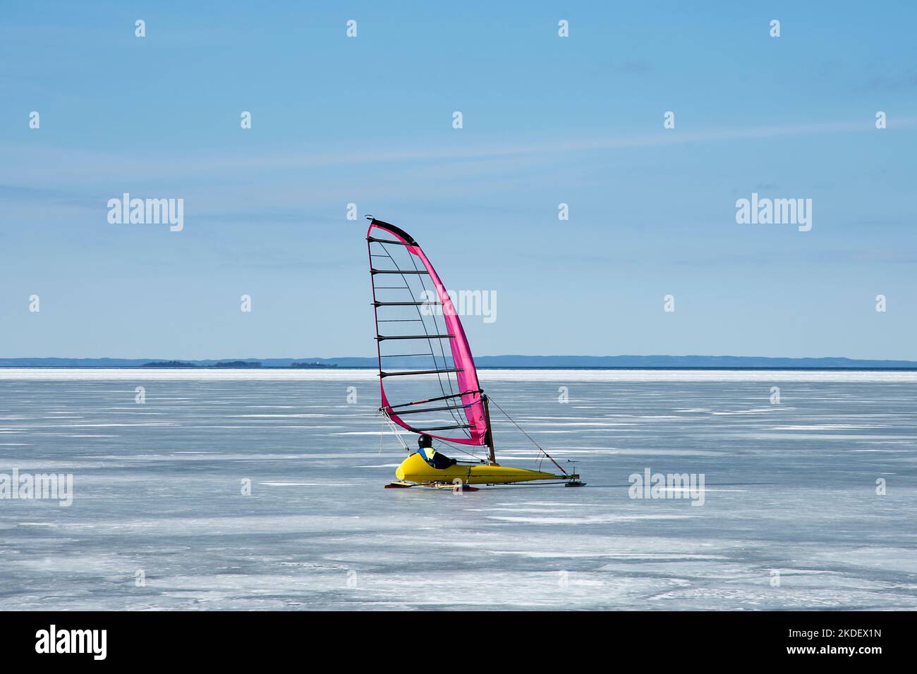 Windsurf sobre hielo en Suecia Foto de stock