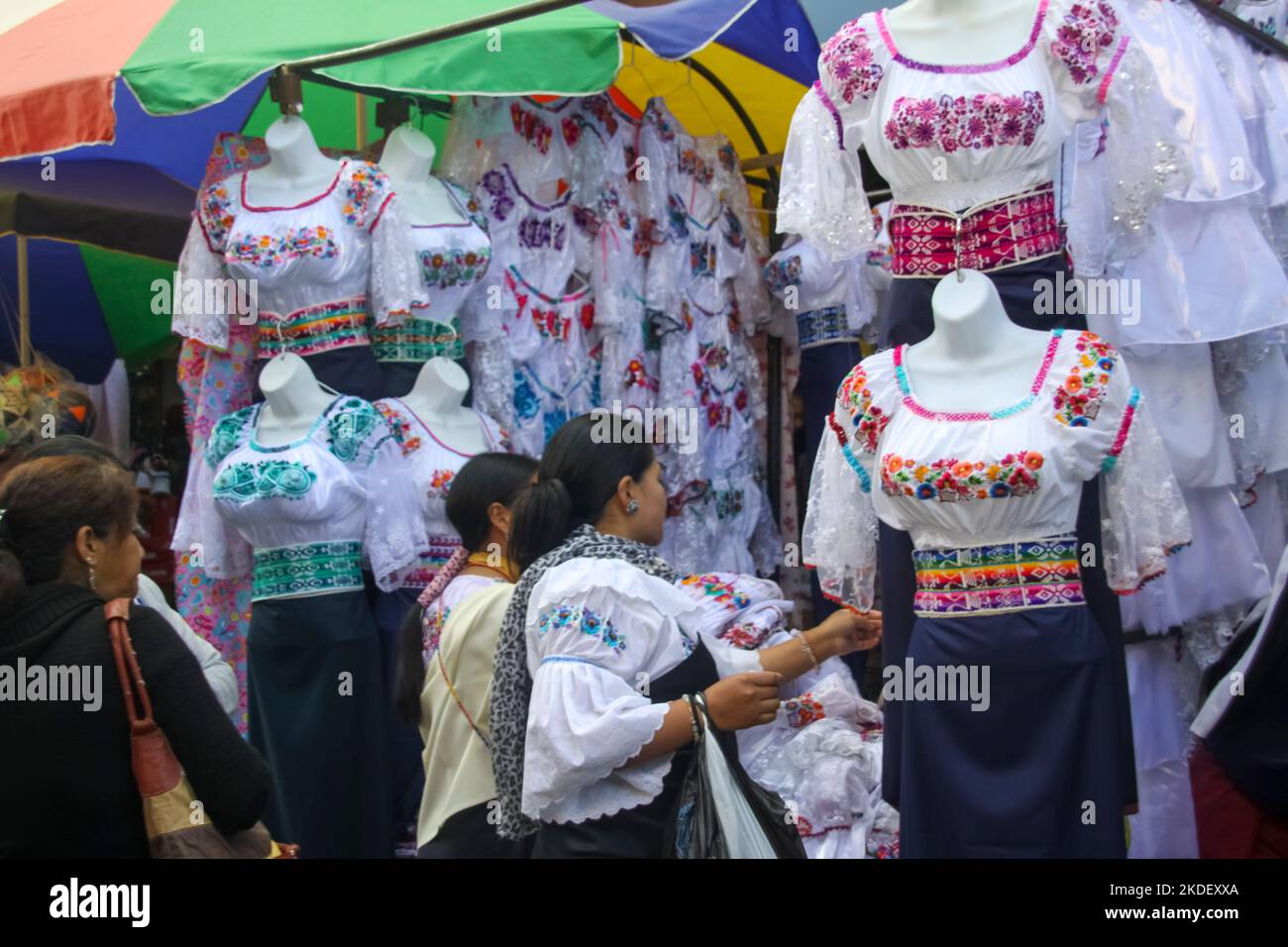 Otavalo clothing fotografías e imágenes de alta resolución - Página 5 -  Alamy