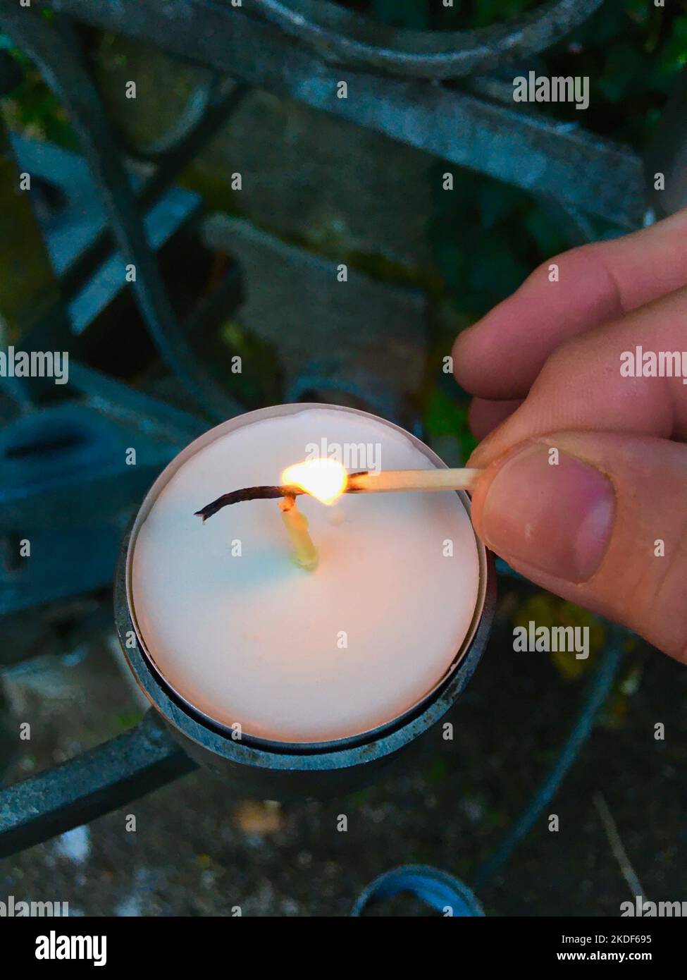 Teelicht Kerze mit einem Streichholz anzünden Foto de stock