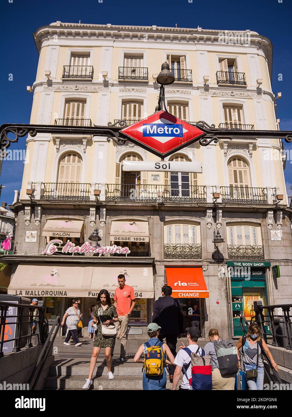 Madrid, España - 20 de junio de 2022: La gente sube y baja en la parada de metro Piazza del Sol Foto de stock